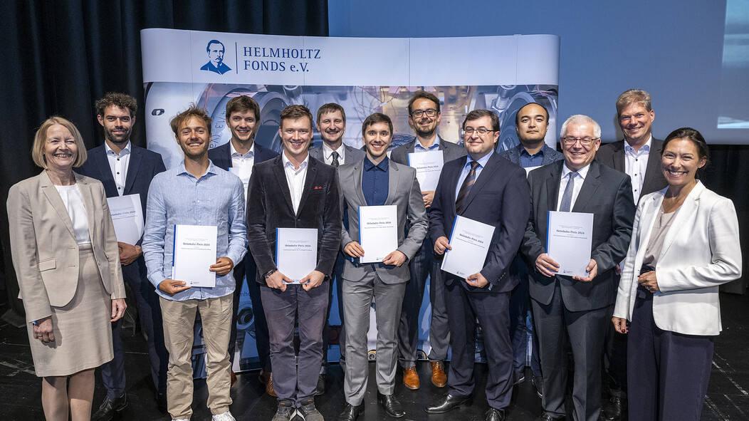v.l.n.r..: Prof . Cornelia Denz, Joell Kuttruff, Levin Stolz, Dr. David Nabben, Dr. Andrey Ryabov, Dr. Rüdiger Panzer, Felix Scheling, Anatoly Fedorov Kukk, Prof. Dr. habil. Bernhardt Roth, Di Wu, Univ.-Prof. Dr. med. Steffen Emmet, Prof. Dr. Peter Baum und Dr. Nathalie von Siemens